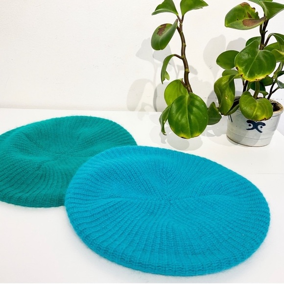 2 VINTAGE Angora Wool Berets - Teal & Emerald Green Hats - Picture 3 of 7